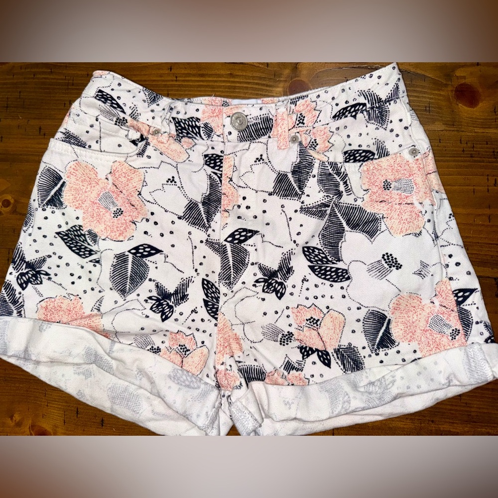 BDG High Waist White and Pink Floral shorts-‎ Size 27
